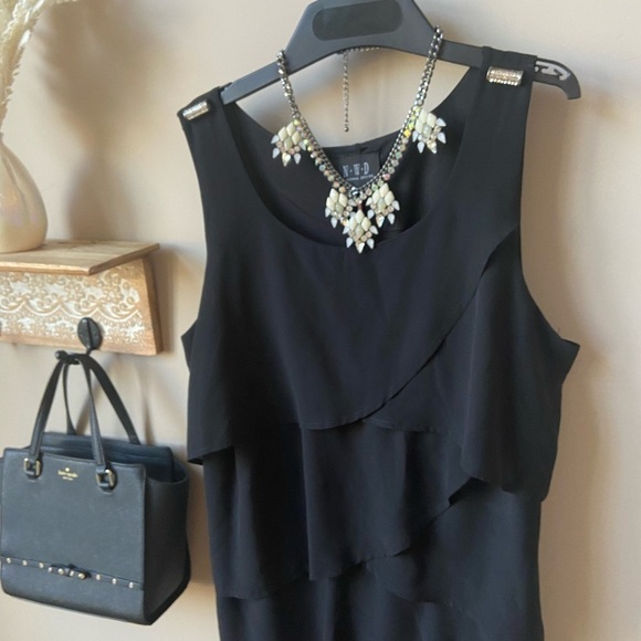 ELEGANT evening dress with crystal detailing - Picture 2 of 8